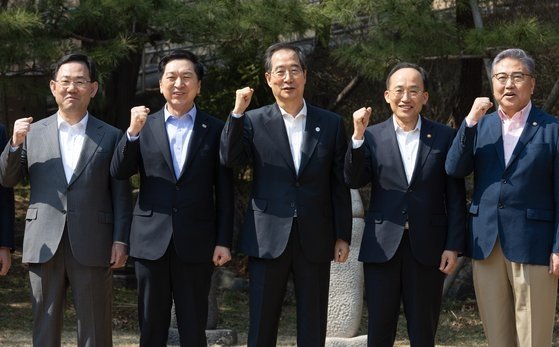 한덕수 국무총리와 김기현 국민의힘 대표를 비롯한 참석자들이 19일 오후 서울 종로구 삼청동 총리공관에서 열린 고위당정협의회에서 기념 촬영을 하고 있다. 왼쪽부터 주호영 국민의힘 원내대표, 김 대표, 한 총리, 추경호 경제부총리 겸 기획재정부 장관, 박진 외교부 장관. 뉴스1