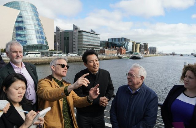 오세훈 서울시장(오른쪽에서 세 번째)이 16일(현지 시간) 아일랜드 더블린 그랜드 캐널독 지구를 방문해 시 관계자들의 설명을 듣고 있다. 서울시 제공