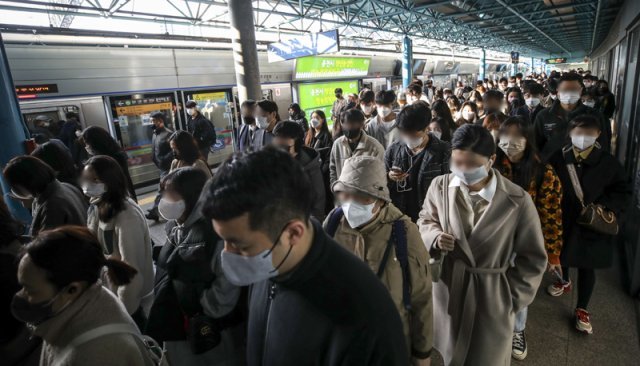 서울 지하철에서 환승하는 시민들. 20일 월요일부터 대중교통에서 마스크 의무 착용이 해제된다. 뉴스1