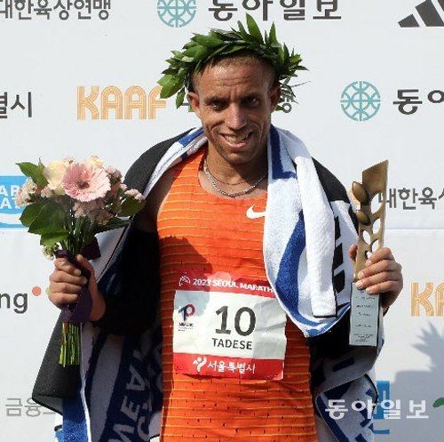 암듀오르크 와레렝 타디스가 국제 부문 남자 우승 트로피를 들고 웃고 있다. 최혁중 기자 sajinman@donga.com