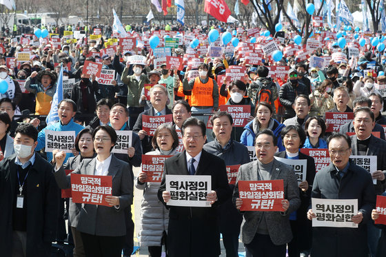 이재명 더불어민주당 대표(왼쪽 세 번째부터)와 박홍근 원내대표, 이해찬 상임고문이 18일 오후 서울 중구 서울광장에서 열린 ‘대일 굴욕외교 규탄 범국민대회’에 참석해 구호를 외치고 있다. 뉴스1