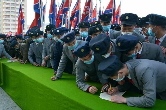 인민군대 입대, 복대(재입대)를 자원하는 북한 청년들. 평양 노동신문=뉴스1