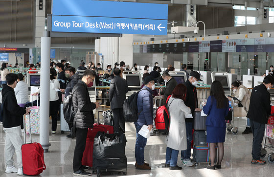 인천국제공항 1터미널 출국장에서 수속을 기다리는 시민들의 모습. 2023.3.7/뉴스1