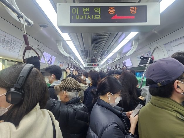 거의 대부분의 승객들이 마스크를 착용한 20일 오전 경의중앙선 ⓒ News1