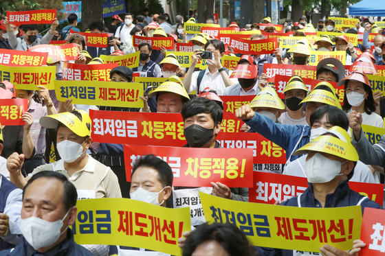 소상공인연합회 관계자들이 서울 영등포구 여의도 국회 앞 도로에서 열린 ‘최저임금제도 개선 촉구 집회’에서 구호를 외치고 있다. 2022.6.8/뉴스1