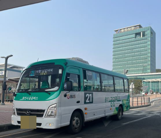 경기 용인특례시는 시민들의 이동 편의를 위해 올해 공공버스를 128개 노선에 242대로 확대 운영한다. 지난해 3월 버스 준공영제를 시작한 지 1년 만에 18개 노선의 77대가 늘어난 것이다. 용인특례시 제공