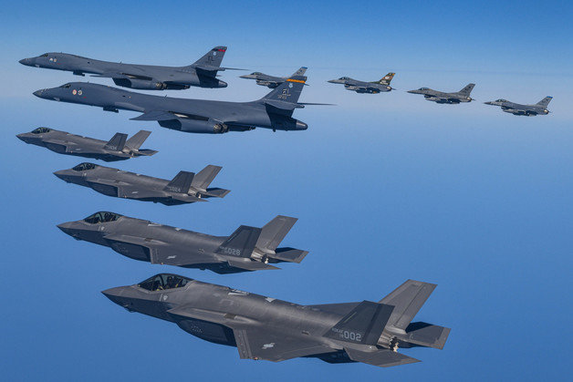 한미 공군이 19일 한반도 상공에서 우리측 F-35A 전투기와 미 공군 B-1B 전략폭격기 및 F-16 전투기가 참여한 가운데 연합공중훈련을 실시하고 있다. (국방부 제공)