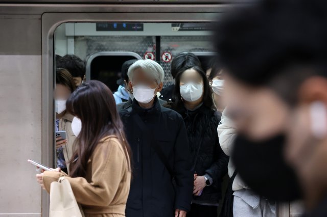지하철·버스 등 대중교통에 대한 마스크 착용 의무 해제 첫날인 20일 서울 종로구 광화문역에서 대다수의 시민들이 마스크를 착용한 채 지하철을 이용하고 있다. 2023.3.20. 뉴스1