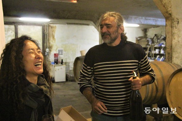 프랑스 중부 루아르 지방의 도멘에서 내추럴 와인을 생산하고 있는 마티유 코스트 씨와 함께 한 최영선 대표. 루아르=전승훈 기자 raphy@donga.com