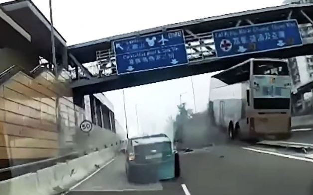 20일 오전 9시43분쯤 홍콩칭청 도로에서 발생한 이층 버스 충돌 사고 장면 갈무리. (출처 : 트위터 @Transit_Jam)