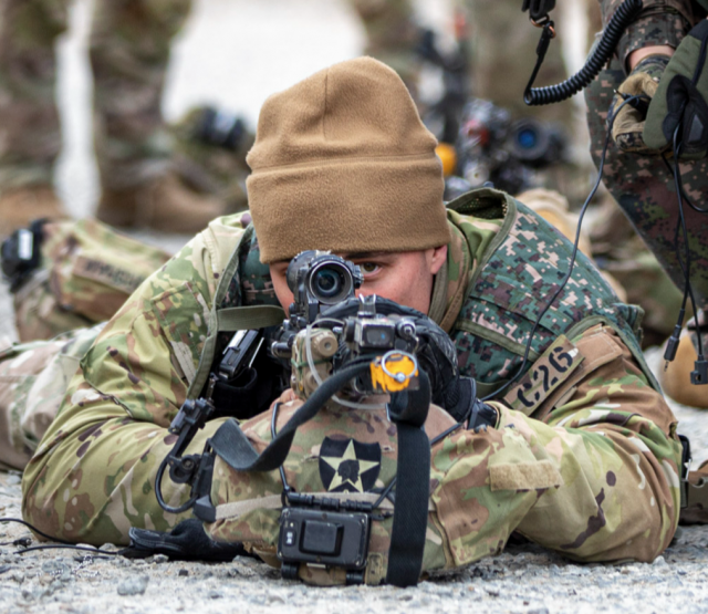 미군 대대급 부대가 최초로 참가한 FS/TIGER 한미 연합 KCTC 훈련에서 미 장병들이 영점조정을 하고 있다. 육군 제공