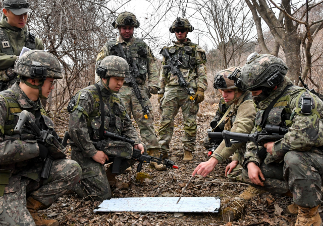 미군 대대급 부대가 최초로 참가한 FS/TIGER 한미 연합 KCTC 훈련에서 한미 장병들이 전술 토의를 하고 있다. 육군 제공