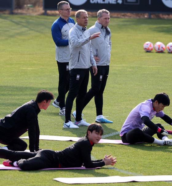 위르겐 클린스만 축구 국가대표팀 감독이 20일 오후 경기 파주트레이닝센터(NFC)에서 열린 첫 소집훈련에서 선수들을 지켜보고 있다. 2023.3.20/뉴스1 ⓒ News1