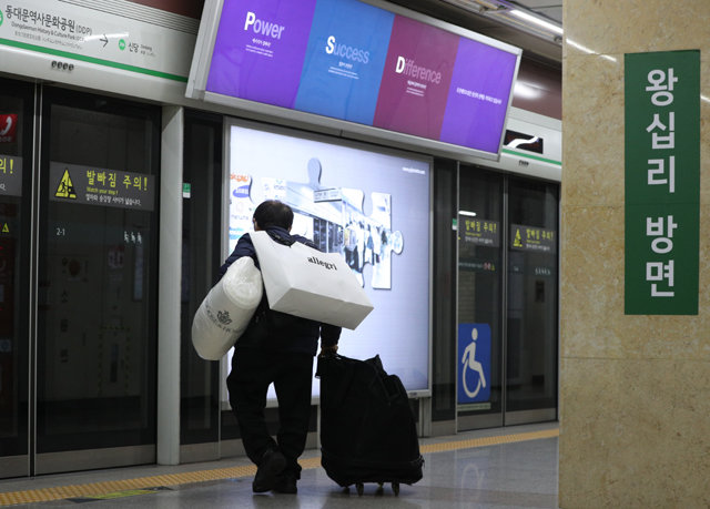 은퇴 후에도 쉴 수 없는 노인들  20일 서울의 한 지하철역에서 한 어르신이 지하철을 이용해 택배를 배송하고 있다.  2023.3.20/뉴스1