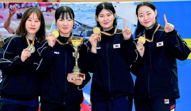국제펜싱연맹(FIE) 월드컵 여자 사브르 단체전 우승을 차지한 전은혜, 이한아, 윤소연, 최세빈(왼쪽부터)이 경기가 끝난 뒤 기념 촬영을 하고 있다. FIE 홈페이지