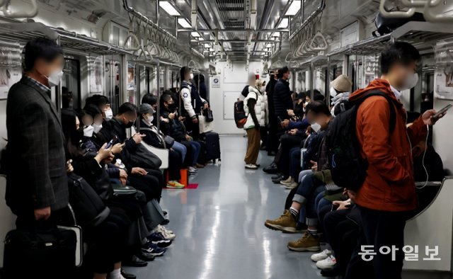 20일 오전 출근길 서울 지하철에 탑승한 시민들이 대부분 마스크를 착용하고 있다. 정부는 이날부터 버스와 지하철 등 대중교통과 택시, 개방형 약국 등에서 마스크 착용 의무를 해제했다. 양회성 기자 yohan@donga.com