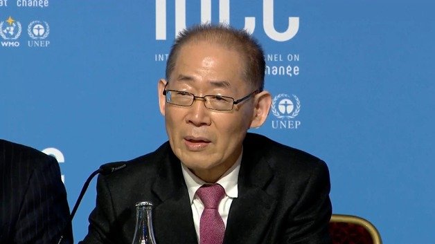 이회성 ‘기후변화에 관한 정부간 협의체’(IPCC) 의장이 스위스 인터라켄에서 20일(현지시간) 끝난 제58차 회의에서 승인된 ‘IPCC 제6차 평가보고서 종합보고서’(AR6)에 대해 설명하고 있다.(IPCC 유튜브) 2023.3.20/뉴스1 ⓒ News1