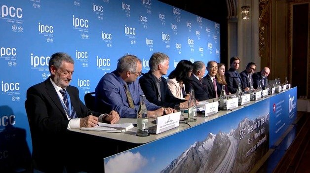 ‘기후변화에 관한 정부 간 협의체’(IPCC)가 제58차 회의에서 승인된 제6차 평가보고서 종합보고서에 대해 브리핑하고 있다.(IPCC 유튜브) ⓒ 뉴스1