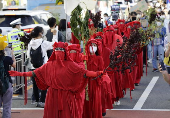 지난해 9월24일 서울시청 인근 세종대로에서 퍼머컬쳐 네트워크 소속 회원들이 기후 위기를 경고하는 의미의 붉은 옷을 입은 채 924 기후정의행진에 함께하고 있다. ⓒ News1