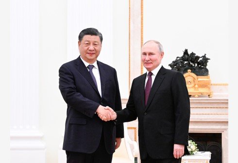 20일(현지시간) 시진핑 중국 국가주석이 러시아 모스크바 크렘린궁에서 블라디미르 푸틴 러시아 대통령을 만나 악수하고 있다. 자료=CMG