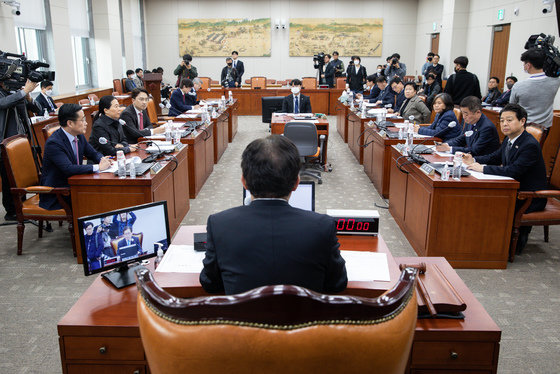 유기홍 국회 교육위원장이 20일 서울 여의도 국회에서 열린 제404회 국회(임시회) 교육위원회 제2차 전체회의를 주재하고 있다. 교육위원회는 이날 정순신 변호사 자녀 학교폭력 진상조사 및 학교폭력 대책 수립을 위한 청문회 실시계획서 채택의 건 등에 대해 논의한다. 2023.3.20 뉴스1