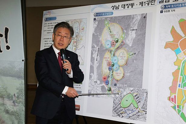 더불어민주당 이재명 대표가 2014년 성남시장 당시 기자회견을 열고 대장동·1공단 결합 개발 사업을 설명하는 모습. 뉴시스