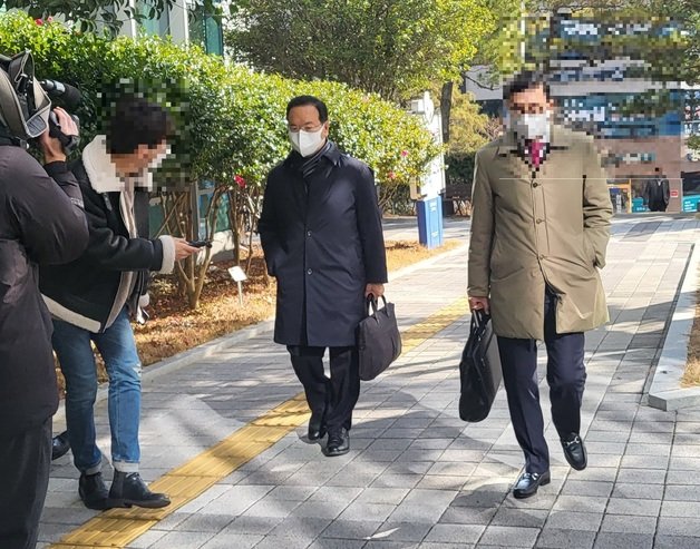 하영제 국민의힘 국회의원(경남 사천·남해·하동)이 지난해 12월8일 공직선거법 위반 혐의로 재판을 받기 위해 창원지방법원 진주지원으로 들어가고 있다. 2022.12.8/뉴스1