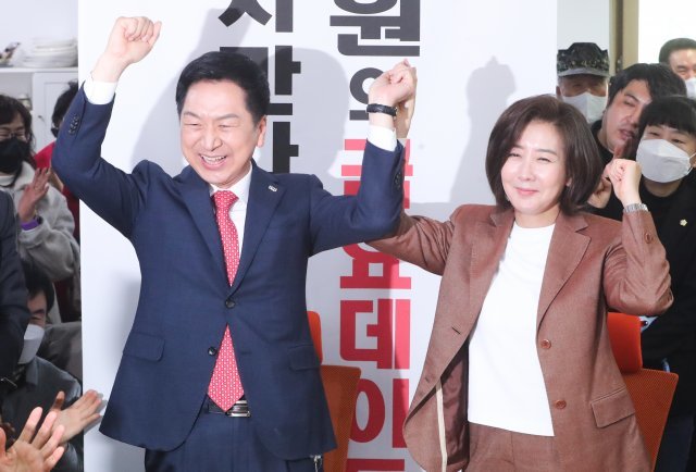 국민의힘 김기현 대표와 나경원 전 의원이 6일 서울 동작구 나 전 의원 당협사무실에서 열린 동작을 당원간담회에서 손을 맞잡고 있다. 뉴스1