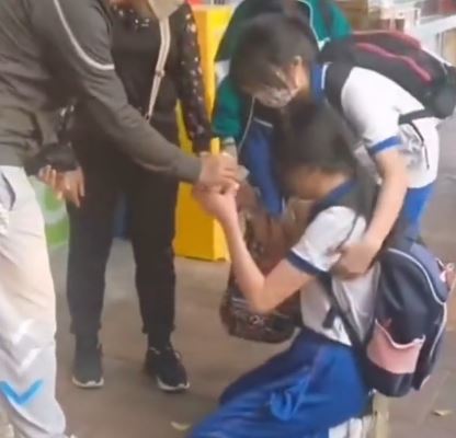 중국 광동성 광저우에서 학생이 떨어뜨린 돈을 한 중년 여성이 가로채고 돌려주지 않자 학생이 제발 돌려달라며 무릎을 꿇고 애원했다. 이에 행인이 여성에게 돈을 뺏어 학생에게 돌려주고 있다. 더우인 캡처