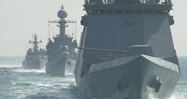 21일 서해상에서 실시한 해군 2함대 해상기동훈련에서 을지문덕함(DDH-Ⅰ, 3,200톤급), 서울함(FFG, 2,800톤급), 공주함(PCC, 1,000톤급), 박동혁함(PKG, 450톤급)이 이동하고 있다. 해군 제공