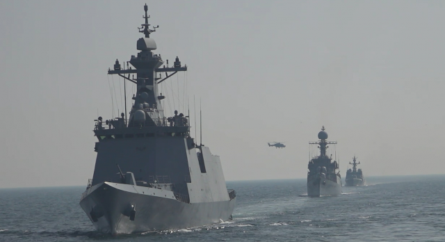 서해상에서 실시한 해군 2함대 해상기동훈련에서 을지문덕함(DDH-Ⅰ, 3,200톤급), 서울함(FFG, 2,800톤급), 공주함(PCC, 1,000톤급), 박동혁함(PKG, 450톤급)이 이동하고 있다. 해군 제공