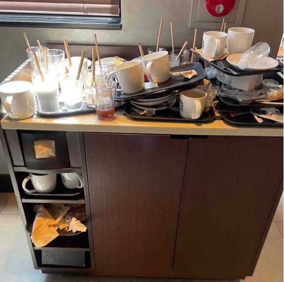 지난 20일 직장인 익명 커뮤니티 블라인드에 올라온 더러워진 스타벅스 반납대. 블라인드 앱 캡처