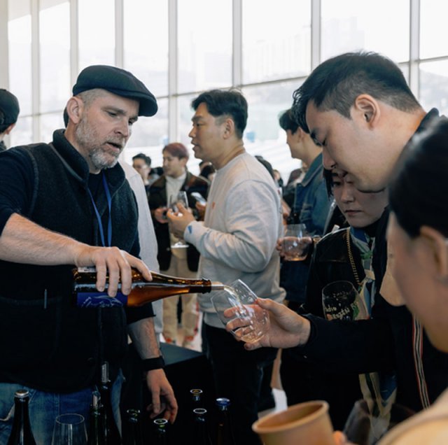 지난달 25일 서울 성동구 레이어57에서 열린 ‘살롱오’에서 유럽에서 온 와인메이커들이 내추럴 와인 시음 행사를 하고 있다. 살롱오 사무국 제공