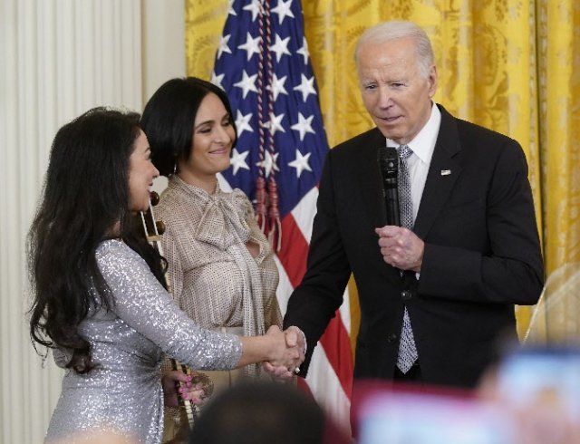 조 바이든 미국 대통령(오른쪽)이 20일 워싱턴 백악관에서 이란 여성들과 악수를 하고 있다. 그는 지난해 9월부터 이어지고 있는 ‘히잡 의문사’ 규탄을 위한 반정부 시위를 지지한다는 뜻을 강조했다. 워싱턴 =AP 뉴시스