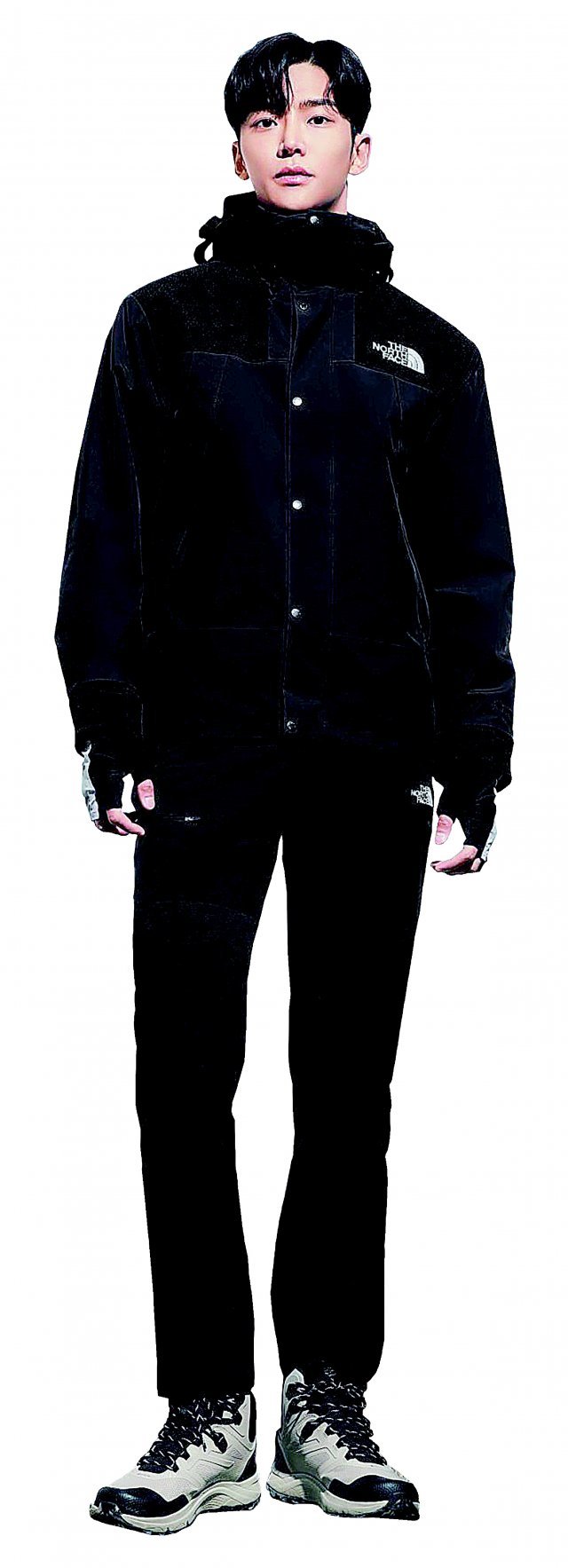 ‘에코고어텍스 마운틴 재킷 위드 케블라’와 ‘에너지 테크 II 미드 고어텍스’ 하이킹화를 착용한 노스페이스 홍보대사 로운.