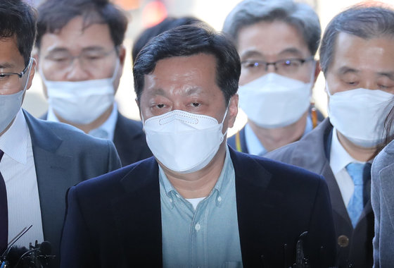 정진상 실장이 ‘대장동 뇌물’ 혐의 관련 영장실질심사를 받기 위해 서울중앙지법에 들어서고 있다. 2022.11.18/뉴스1 ⓒ News1