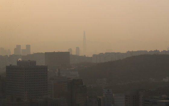 서울 도심 초미세먼지 농도가 나쁨 수준을 보인 21일 서울 중구 롯데호텔에서 바라본 도심 일대가 뿌연 모습을 보이고 있다. 2023.3.21/뉴스1