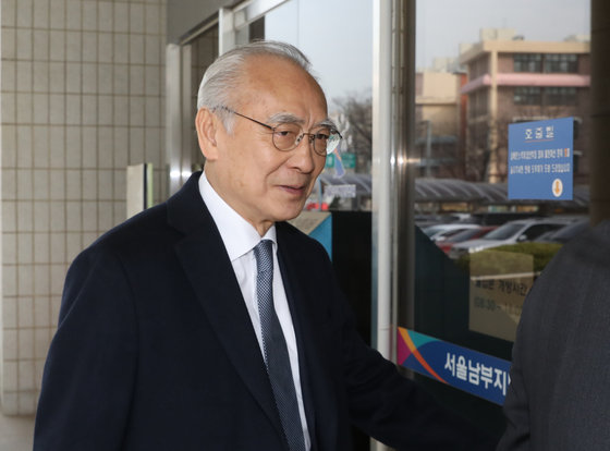 모형총으로 회원을 협박한 혐의를 받는 장호권 광복회장이 22일 서울 양천구 남부지방법원에서 열린 특수협박혐의 첫 공판에 출석하고 있다.  2023.3.22. 뉴스1