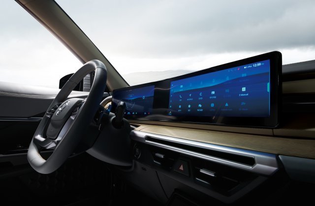 쌍용자동차 ‘토레스 EVX’ 인테리어.  디지털 클러스터와 내비게이션을 연결한 파노라마형 디스플레이가 탑재된다. 쌍용차 제공