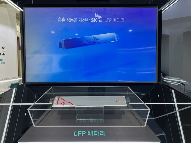 SK온이 인터배터리 2023을 통해 선보인 LFP 배터리 시제품. SK온 제공
