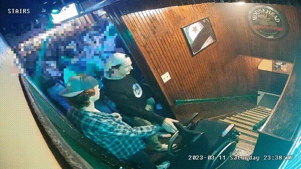 미국 대학 소속 아이스하키 선수가 휠체어를 계단 아래로 밀어버리는 장면. (트위터 갈무리)