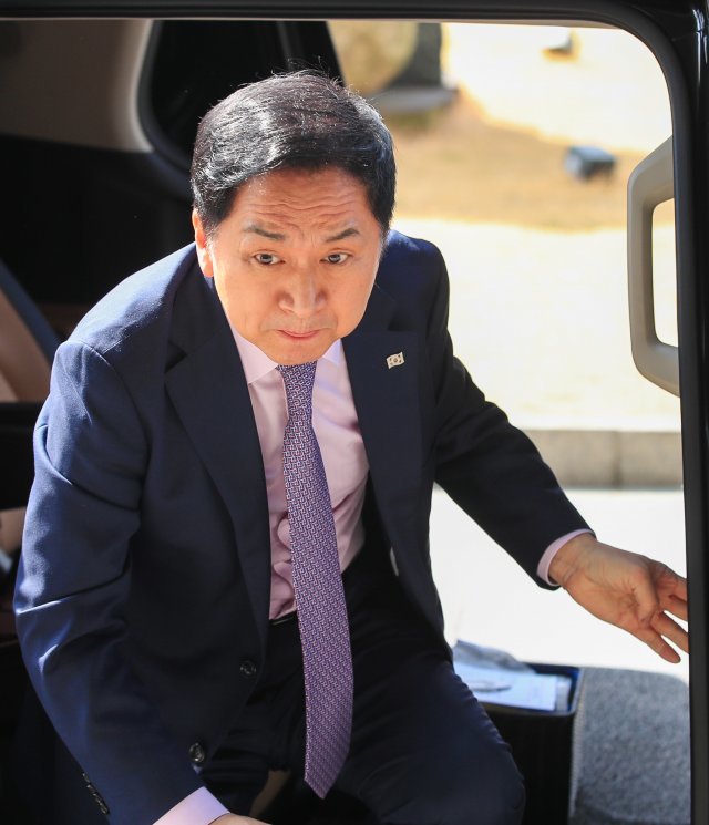 국민의힘 김기현 대표가 지난 21일 서울 중구에 있는 서민금융통합지원센터로 향하고 있다. 사진공동취재단
