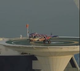 두바이 호텔 옥상에 착륙한 경비행기. 트위터 @TansuYegen 캡처