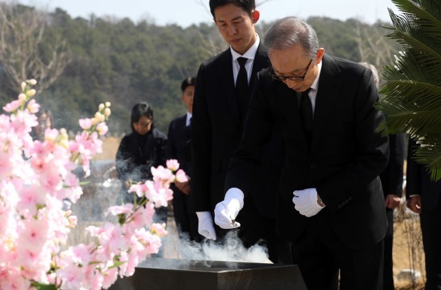 이명박 전 대통령이 서해수호의 날을 앞두고 22일 대전 유성구 국립대전현충원을 찾아 천안함 46용사 묘역에 참배하고 있다. 뉴스1