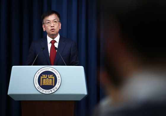 최상목 경제수석이 22일 오후 용산 대통령실 청사에서 미국 정부의 반도체법 가드레일 조항 및 공동주택 공시가격 발표 등과 관련한 현안 브리핑을 하고 있다. 2023.3.22. 뉴스1