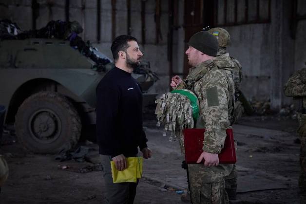 22일(현지시간) 볼로디미르 젤렌스키 우크라이나 대통령이 동부 격전지 바흐무트에 방문해 병사들에게 훈장을 수여했다. 우크라이나 대통령실