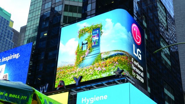 미국 뉴욕 맨해튼 타임스스퀘어에 있는 전광판에 LG전자가 펼치는 탄소중립 캠페인 영상이 상영되고 있다.