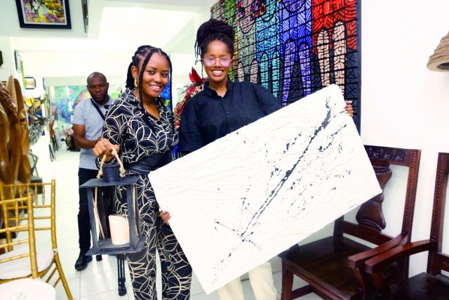 LG전자가 나이지리아에서 개최한 재활용 전시회에서 작가들이 TV 포장재를 활용한 예술 작품을 선보이고 있다.