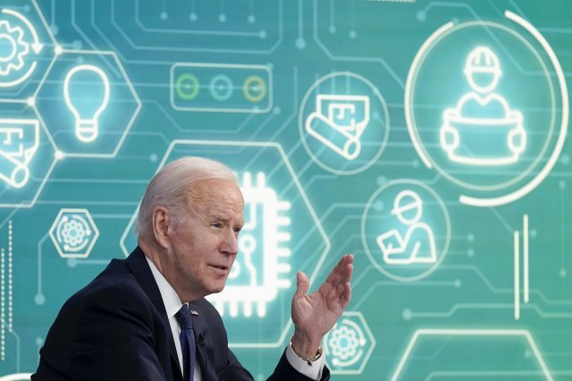 조 바이든 대통령이 백악관 사우스코트에서 열린 반도체 공급망 대책 회의에 참석해 발언하고 있다. AP/뉴시스