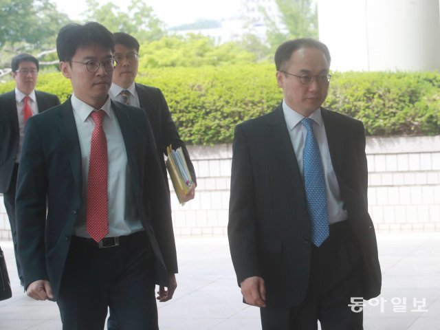 2017년 5월 박근혜 전 대통령의 첫 재판에 이원석 총장(오른쪽)이 법정으로 향하고 있다. 동아일보DB